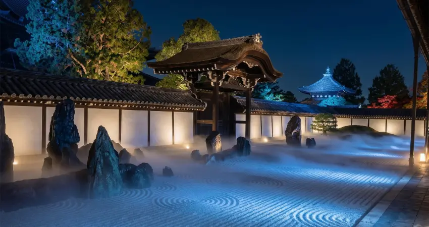 ▲方丈庭園夜幕中化身為大型流體光影舞台。