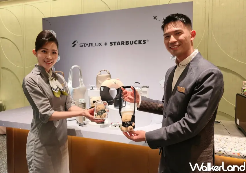 ▲星宇航空空服員展示星巴克聯名周邊,主打款機師熊吊飾與飲料提袋兼具實用與精緻,再度激發粉絲的收藏渴望。(攝影:鄭雅之)