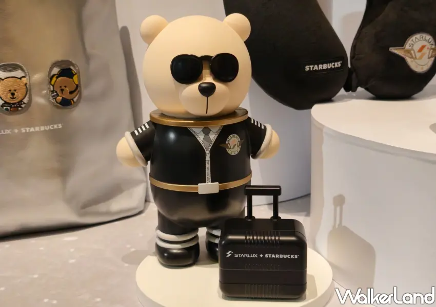 ▲手托登機箱的機師熊收納筒墨鏡可磁吸拿取,旁邊則是縮小版的迷你餐車收納盒,皆為金星會員專屬的限定夢幻逸品。(攝影:鄭雅之)