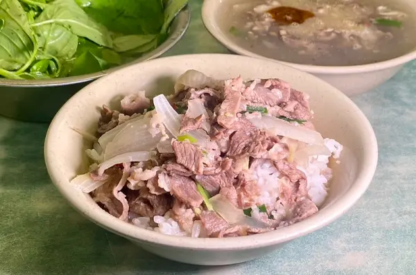 ▲人氣必吃古亭站美食推薦!阿榮羊肉飯必點羊肉湯飯,內用整盆九層塔隨你加。(攝影:部落客 )