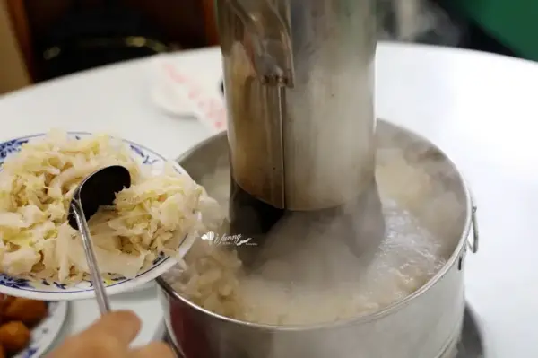 ▲人氣必吃古亭站美食推薦!台電勵進餐廳600元酸菜白肉鍋吃到飽,帶皮五花肉搭湯頭吃超對味。(攝影:部落客 )