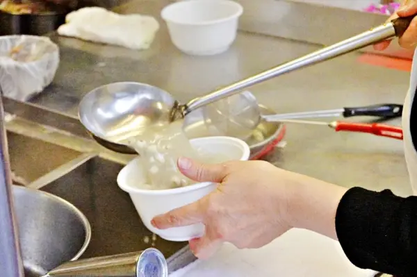 ▲古亭站古早味美食推薦!劉記四神湯專賣四神湯,內臟新鮮Q彈無腥味。(攝影:部落客 )