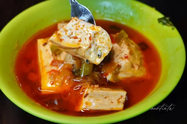 ▲古亭站古早味美食推薦!同安街麵線羹必點麵線羹、臭豆腐均一價50元 。(攝影:部落客 )