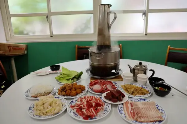 ▲人氣必吃古亭站美食推薦!台電勵進餐廳600元酸菜白肉鍋吃到飽,帶皮五花肉搭湯頭吃超對味。(攝影:部落客 )