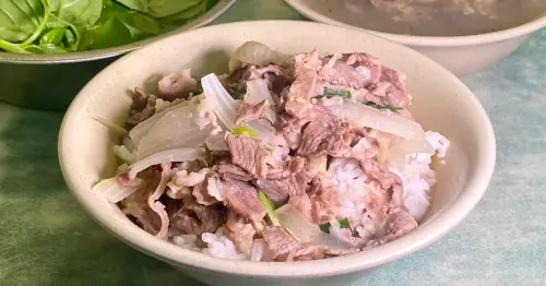 古亭站美食推薦7選！台北人必吃羊肉飯 最強香腸攤，隱藏版酸菜白肉鍋吃到飽夏天也要吃。