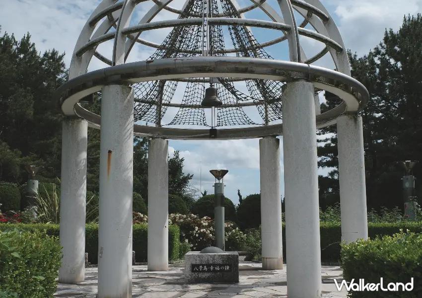 ▲「丘之廣場」為園區八景之一「藍色天堂」,夏季周圍被玫瑰與繡球花環繞,中央的幸福之鐘也是情侶來訪八景島時的浪漫打卡點。