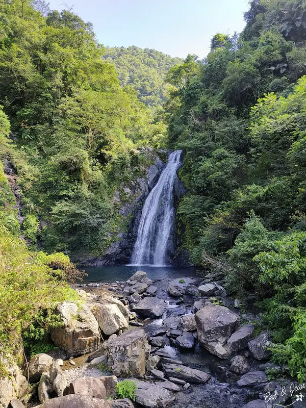 ▲宜蘭冬山免費景點推薦!新寮瀑布沿途有雙層沁涼瀑布,還能溪水泡腳。(攝影:部落客 紫色微笑)