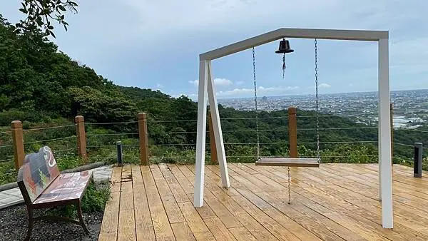 ▲宜蘭冬山免費景點推薦!中山茶園步道終點設有360度環景平台與超人氣網美鞦韆。(攝影:部落客 大海愛上藍天)