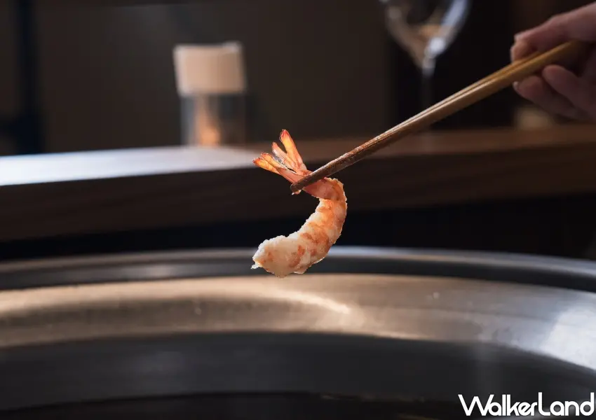 ▲職人於板前精準掌控油溫現炸鹿兒島車蝦,展現頂級天麩羅的極致手藝。