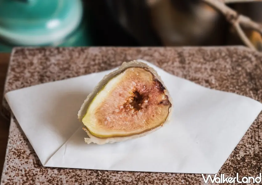 ▲夏季菜單亮點之一的台灣無花果天麩羅,展現蔬果多汁與輕盈的口感。