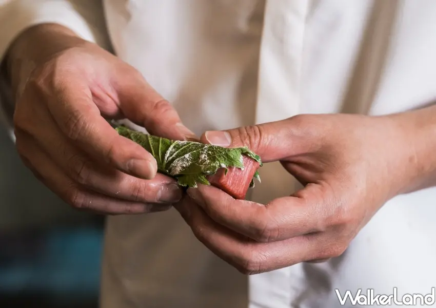 ▲職人以紫蘇葉包覆珍稀和牛菲力夏多布里昂,展現細緻的日式料理工法。
