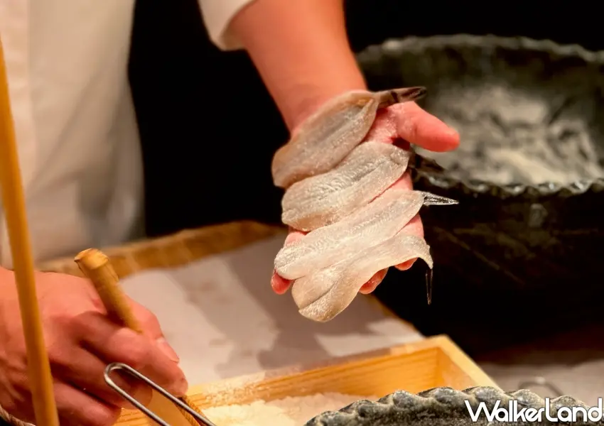 ▲由職人現場處理肉質細嫩的靜岡目光魚,展現作天麩羅割烹對高檔海鮮的極致追求。