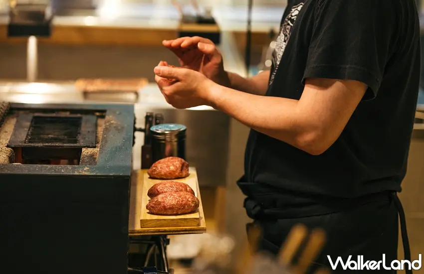 ▲職人於烤台旁專注揉製拍打新鮮和牛絞肉,確保漢堡排具有絕佳彈性與飽滿肉汁。圖/挽肉と米提供;窩客島整理