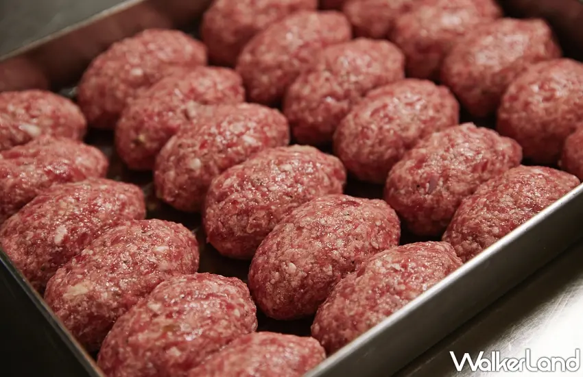 ▲每日於店內現場新鮮絞製而成的頂級和牛絞肉,整齊排列準備送上炭火烤台。圖/挽肉と米提供;窩客島整理