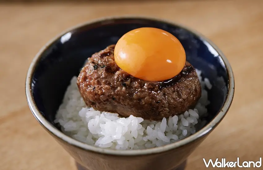 ▲熱騰騰的現烤A5和牛漢堡排疊放在白飯上,搭配上生蛋黃堪稱最完美的吃法。圖/挽肉と米提供;窩客島整理