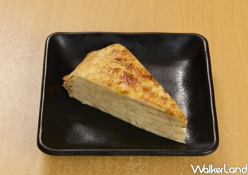 ▲甜點控超愛壽司郎熱銷前五名的「焦糖千層蛋糕」,焦香感、鮮奶油層層堆疊出甜蜜滋味。