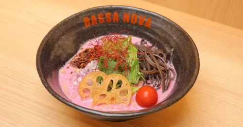 BLACKPINK Jisoo也愛吃！原宿拉麵BASSANOVA HARAJUKU和風高湯Ｘ泰式咖哩純素拉麵，上相又好吃。