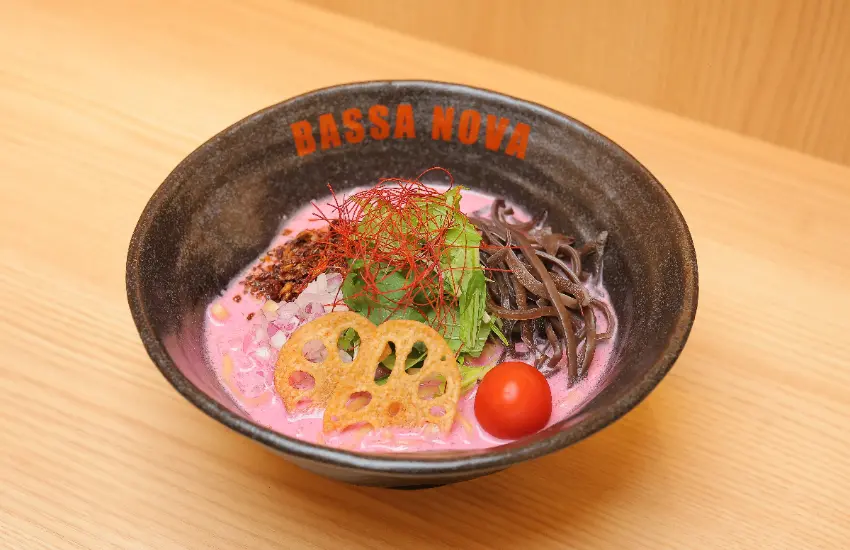 ▲BASSANOVA HARAJUKU原宿店也提供純素的拉麵,夏季更有冷製拉麵系列。
