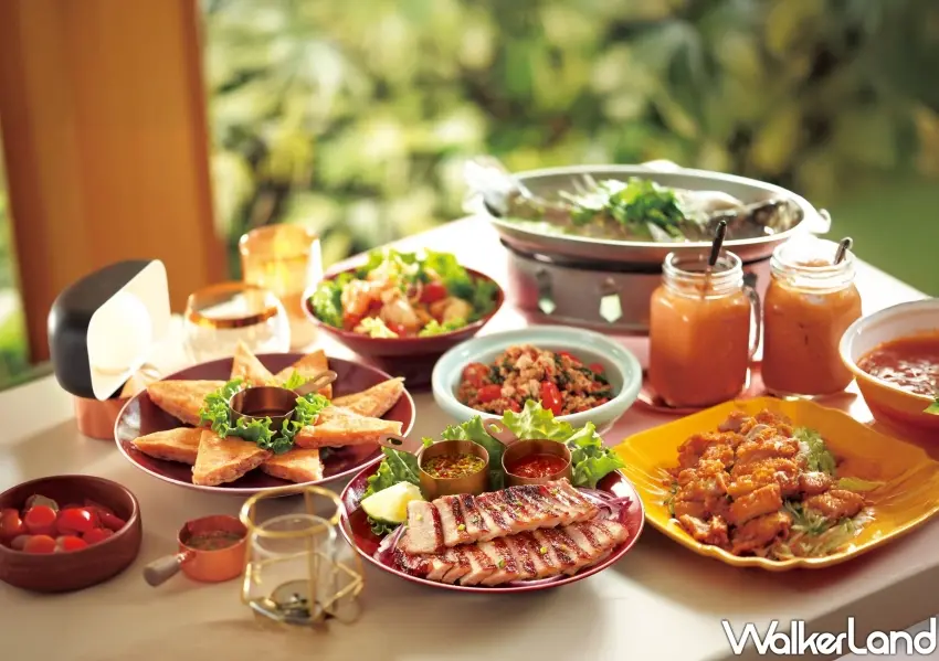 ▲瓦城集團謝師宴端出招牌月亮蝦餅與椒麻雞等經典泰式料理,搭配人氣泰式奶茶,打造最完美的畢業聚餐饗宴。