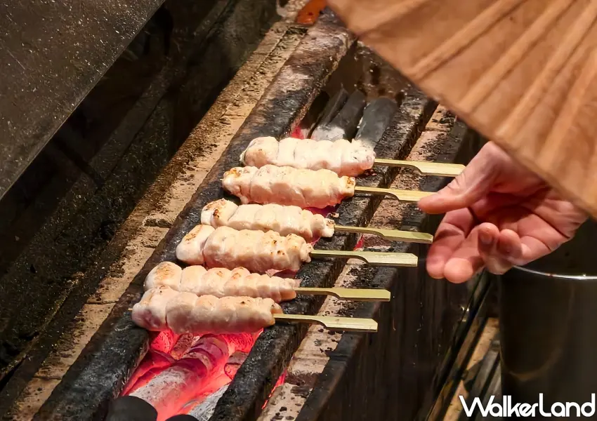 ▲台北鳥喜嚴選傳奇新雞種脂玉金璟雞,在炭火上展現精準微距烘烤,以鎖住飽滿肉汁。(攝影:鄭雅之)