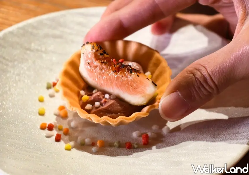 ▲精緻手作小品料理雞肝慕斯搭配炙燒無花果與特製塔殼,為台北鳥喜的饕客帶來層次豐富的滑順口感。(攝影:鄭雅之)