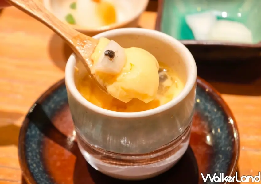 ▲升級的雞湯茶碗蒸口感溫潤綿密,台北鳥喜料理長更加入木之芽與奢華松露醬,點綴出爽脆多重層次。(攝影:鄭雅之)