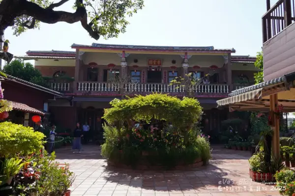 ▲高雄景點推薦!免門票「美濃民俗村」園內有美濃油紙傘工藝、傳統美食,可以體驗擂茶、搗麻糬、紙傘彩繪。(攝影:部落客 藍♀β♥love♥晴)