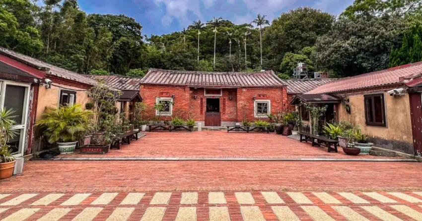 ▲「八方園」坐落於已有百年歷史的三合院古厝中,紅磚建築與傳統格局相互映襯,古色古香的空間老宅韻味濃厚。