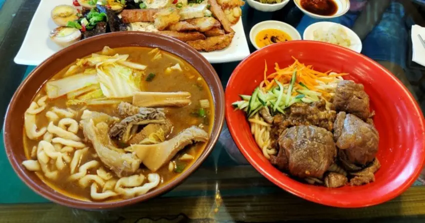 ▲「田園牛肉麵」份量十足,肉塊厚實、湯頭濃郁,內用還能免費加湯、加麵,CP值相當高。
