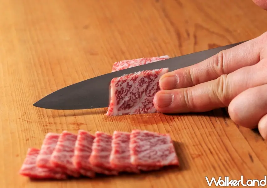 ▲Shabu家堅持由職人每日精選部位上手切日本A5和牛,帶有厚度的肉片完美展現軟嫩鮮甜的油花口感。