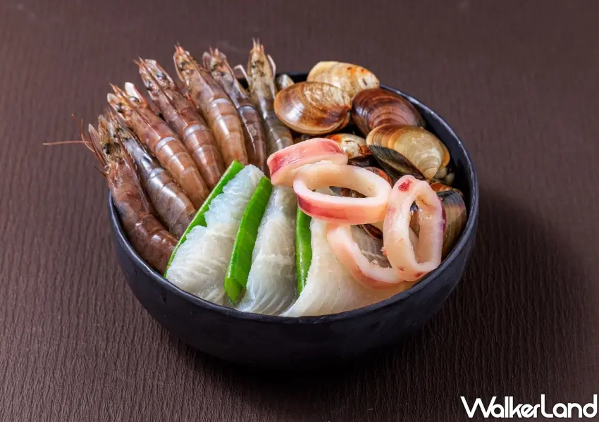 ▲除了頂級肉品之外,火鍋控還可以自由單點澎湃的時令海鮮拼盤,加入湯底涮煮讓鮮甜層次更加分。