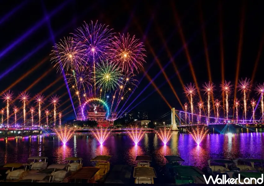 ▲桃園龍潭歸鄉文化節挑戰多點同步施放的環湖式煙火,絢麗夜空舞台搭配水上舞台音效,打造出最浪漫的夏夜時刻。Photo by: Chico Peter