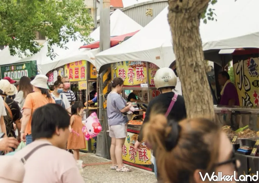 ▲端午假期好逛的龍潭大池仲夏市集熱鬧開張,現場齊聚了各式在地客家美食與特色產品,吸引許多遊客邊吃邊逛。