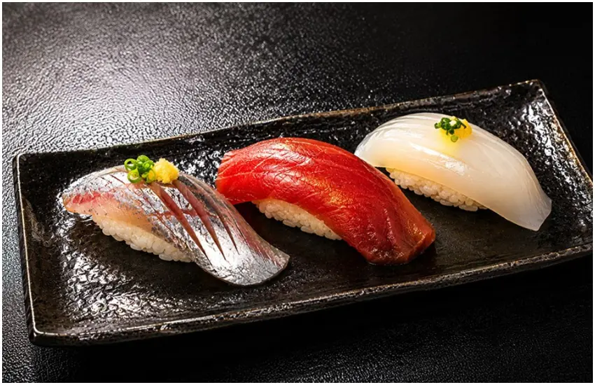 ▲現握的鰺魚、鮪魚、槍烏賊握壽司搭配指定好酒滋味無窮。