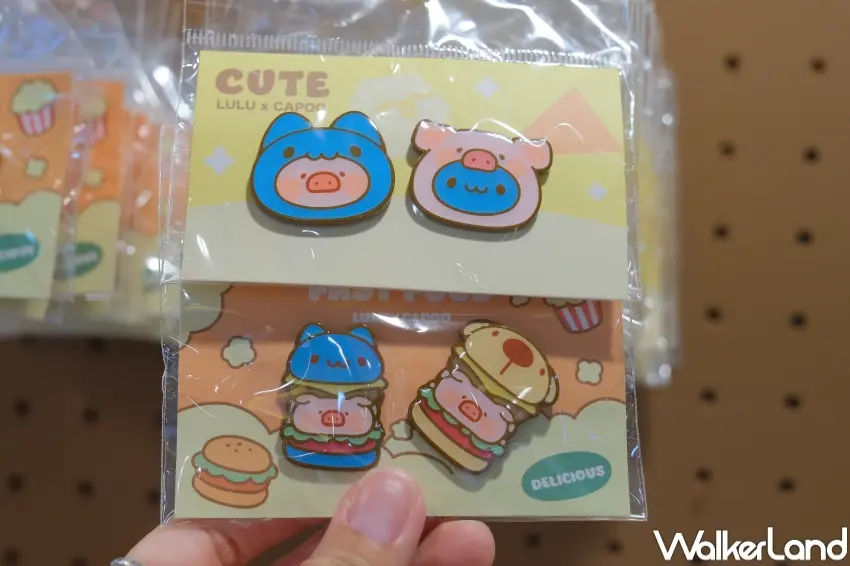 ▲貓貓蟲咖波 × 罐頭豬LuLu聯名商品包含金屬胸針與防水貼紙,粉絲必收。(攝影:張人尹)