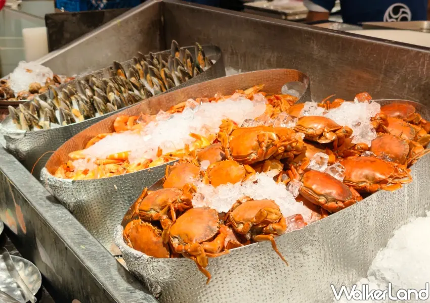 ▲海鮮吧台滿滿冰鎮螃蟹白蝦無限供應,超高CP值台北大直吃到飽大滿足。(攝影:鄭雅之)
