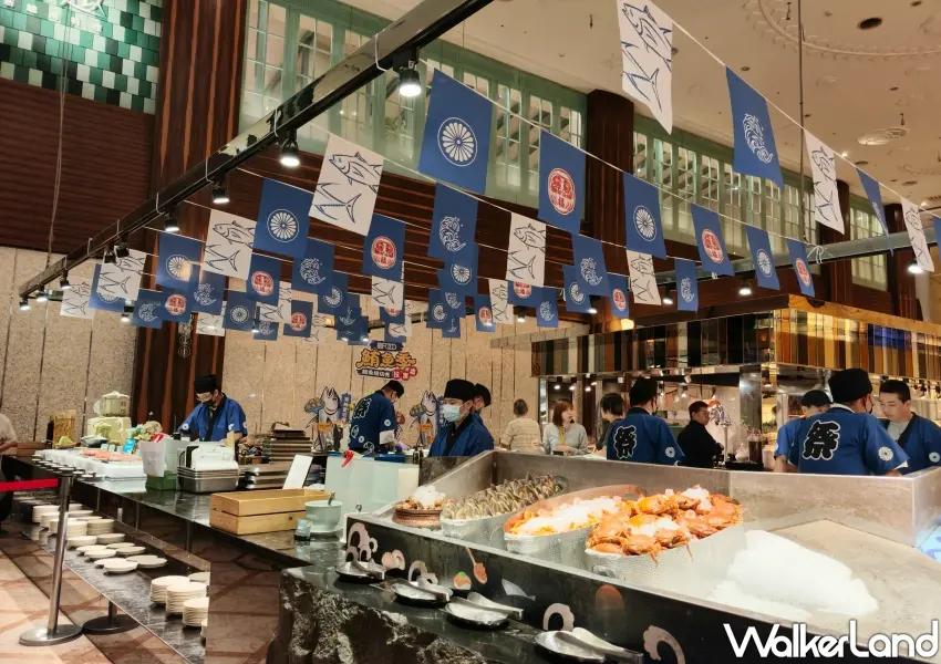 ▲日式祭典旗幟慶祝10周年,鮪魚季、東南亞美食接力登場饗客。(攝影:鄭雅之)