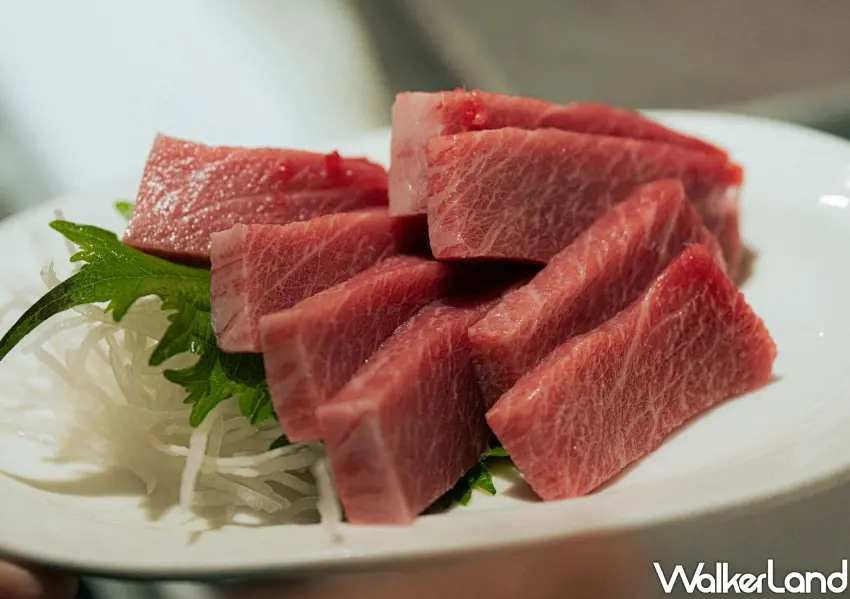 ▲黑鮪魚現切生魚片入口即化,鮮紅油花色澤滿足日式海鮮饕客味蕾。