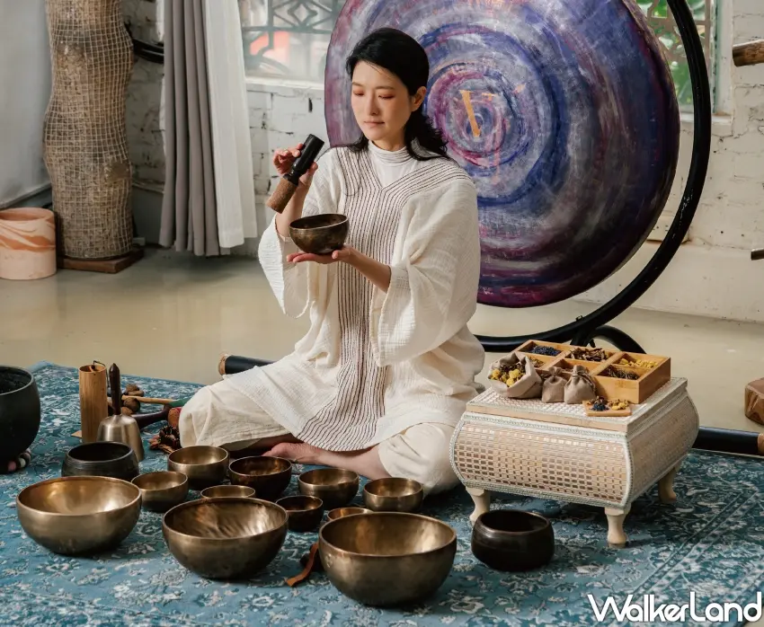 ▲台北五感體驗活動推薦,深息棲所由沐溫策劃沉浸式聲頻浴場,透過頌缽的低頻震盪包裹身心,讓平時工作疲憊的現代人徹底釋放壓力。