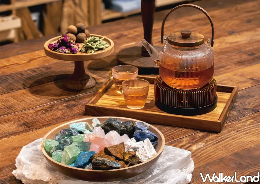 ▲大稻埕特色體驗,浸潤礦石能量茶席結合點晶礦水晶美學與聯通漢芳的漢方調配智慧,讓人浸潤於漢方茶香與礦石共振的定靜氛圍。