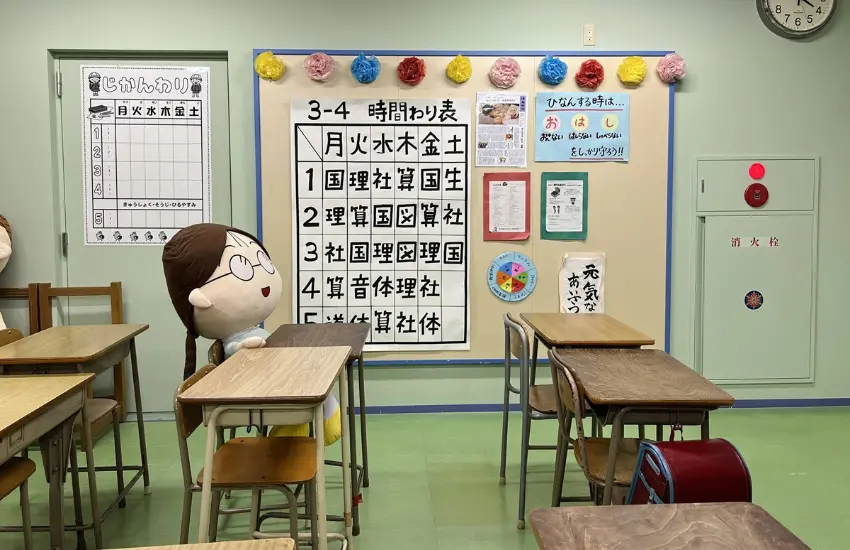 ▲木製課桌椅、課表、硬殼書包及學生作品展示牆等細節都還原當年日本校舍的集體生活感。