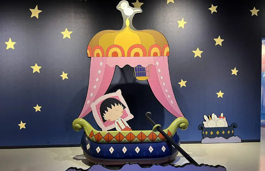 ▲漂浮在星空中的小船的奇幻場景吸引不少人駐足拍照。