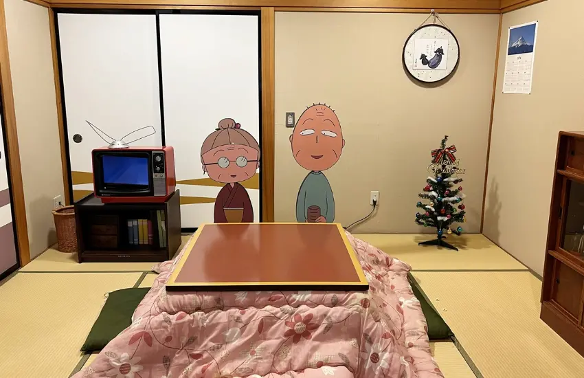 ▲看見爺爺奶奶圍坐在客廳,一起吃晚餐、看電視聊天的日常情景讓人勾起最日常的生活狀態。