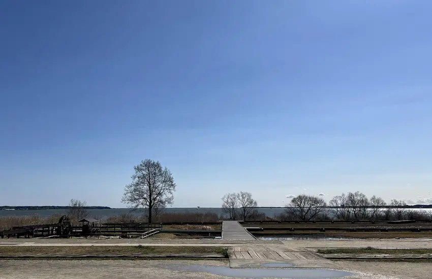 ▲風車矗立在湖岸旁,搭配大片草地與遼闊天空,有種非常舒服的開放感。
