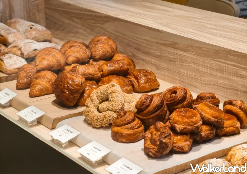 ▲SBREAD櫃檯展示各式現烤麵包，從經典可頌到酸麵包應有盡有。每天以濃郁麥香縈繞空間，吸引忠孝復興商圈的麵包控前來朝聖。(攝影：鄭雅之)