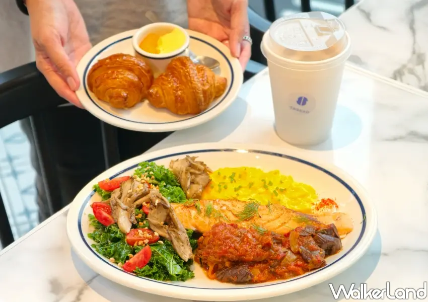 ▲經典早餐盤是澎湃首選，主食提供油封鮭魚等多種蛋白質，搭配沙拉、法式燉菜並附上自選現烤麵包，大份量設計極具飽足感。(攝影：鄭雅之)