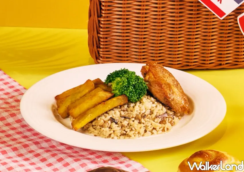 ▲超商限定呱呱包風味炒飯將招牌油飯香氣融入炒飯中,搭配經典地瓜薯條與胡椒雞排,重現最邪惡的台式速食風味。