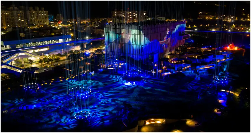 ▲《海山夜行－新北市美術館建築光雕暨聲光環境劇場》正式登場，以建築光雕結合聲光環繞