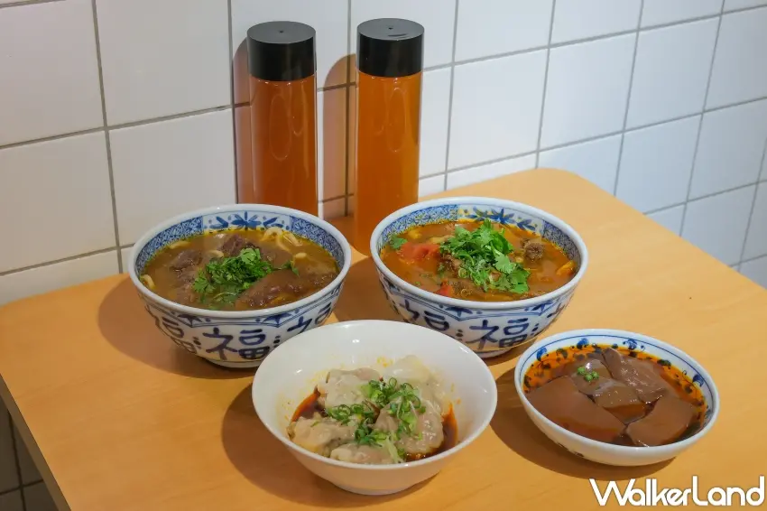 ▲宵夜牛肉麵大王招牌宵魂牛肉湯頭以多種豆瓣醬搭配牛肉與雞骨熬煮,呈現濃郁鮮甜與豐富層次。(攝影:張人尹)