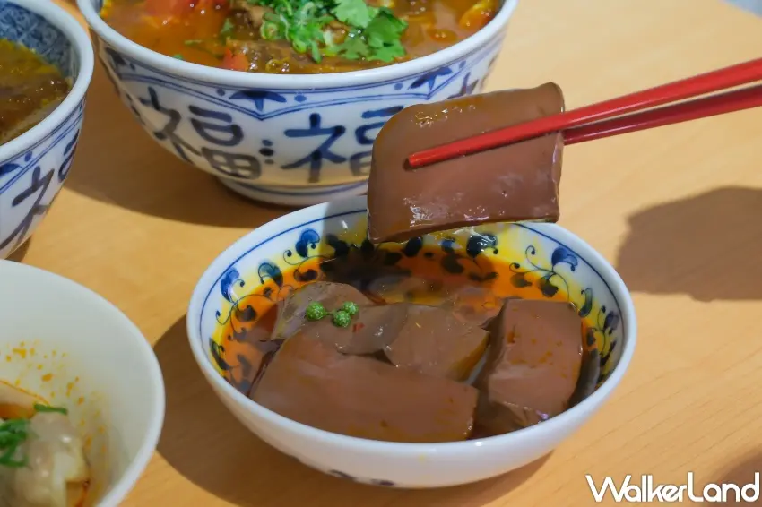 ▲宵夜牛肉麵大王主廚推薦宵魂牛肉麵搭配麻辣鴨血,香麻風味與濃厚湯頭交織出更有層次的口感。(攝影:張人尹)
